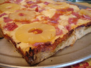 pizza con fette di ananas