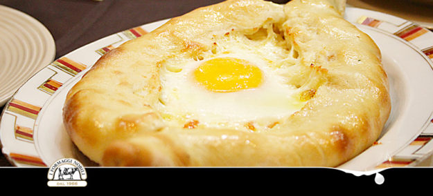 Khachapuri ripieno di uova e formaggio